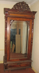 Старинный резной шкаф с зеркалом