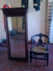 Старинное зеркало и деревянное кресло